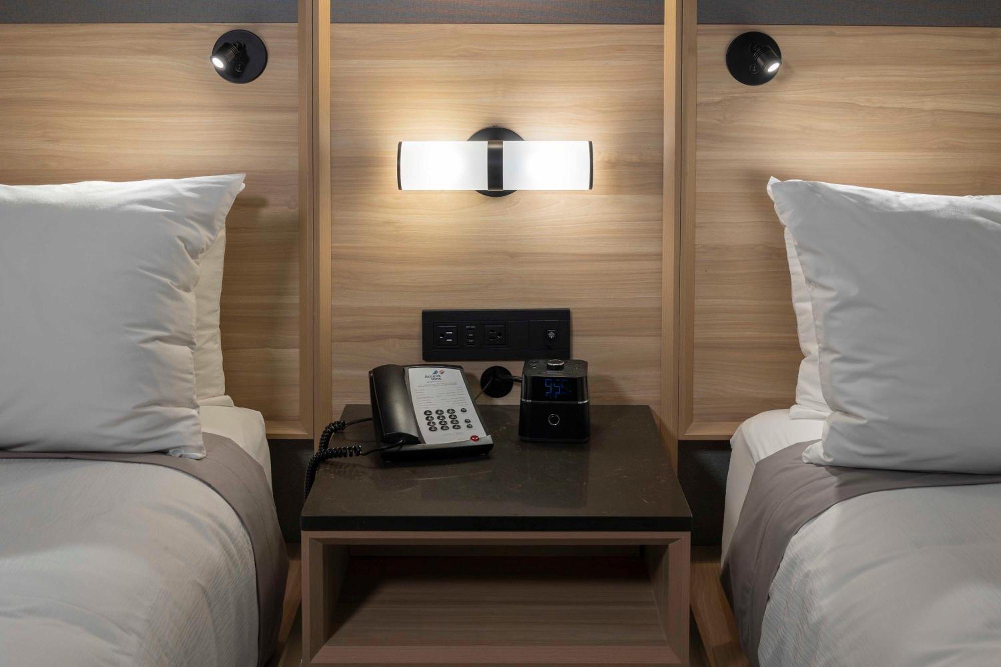 Accent Inns Vancouver Airport Ричмонд Екстер'єр фото